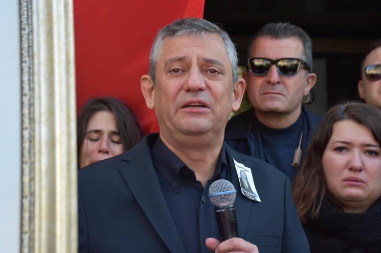 <p>CHP Genel Başkanı Özgür Özel çok zor bir gün yaşandığını belirterek,<strong> "Hayata, siyasete, hele hele bizim gibi görevlere atılırken her şeyi göze alıyorsunuz da insan bu kadarını göze almıyor. Daha 6 ay önce hep birlikte kardeşimi, Ferdi Zeyrek'i, Gülşah'ın da gözyaşlarıyla yolcu ettik." </strong>dedi.</p>