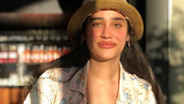 <p><span style="color:#FF0000"><strong>İDDİALARI REDDETTİ</strong></span></p>

<p><strong>İddiaları kesin bir dille yalanlayan &uuml;nl&uuml; isim, "Evli değilim, hi&ccedil; &ccedil;ocuğum yok. Evlenmeyi d&uuml;ş&uuml;nd&uuml;ğ&uuml;m bir erkek arkadaşım da yok. Dinimi değiştirmedim" ifadelerini kullandı.&nbsp;</strong></p>
