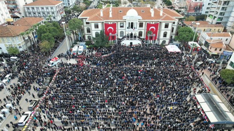 <p>Yaklaşık 1 saatlik kalp masajına rağmen hayatını kaybeden Durbay için görev yeri Şehzadeler Belediyesi önünde tören düzenlendi. </p>