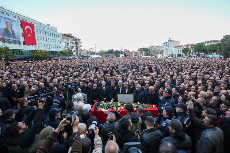 <p>Öğle namazının ardından Manisa İl Müftüsü Şükrü Kabukçu tarafından helallik alınmasının ardından omuzlarda taşınarak, teşrik tekbirleriyle Cumhuriyet Meydanına götürülen Başkan Durbay'ın naaşını burada on binlerce Manisalı karşıladı. </p>