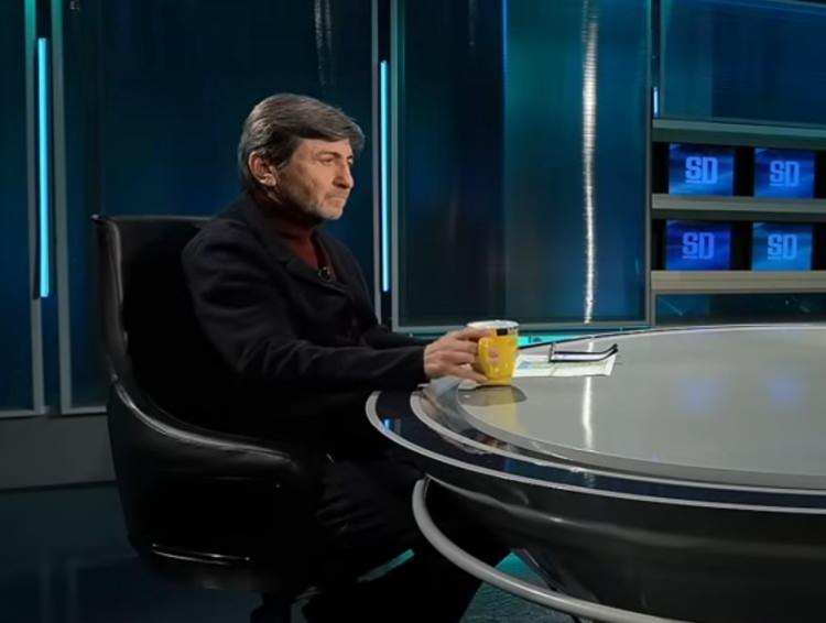 <p>Sports Digitale'de değerlendirmeler yapan Dilmen, <strong>"Tedesco yeni bir &uuml;lke yeni bir lig. Kolay değil. Demoralize bir ortam. Takımı yeni tanımaya &ccedil;alışıyor. Milli ma&ccedil; aralarında toparlama şansı olabilir derken her ge&ccedil;en hafta hatasından d&ouml;nebiliyor, bize g&ouml;re hata. Kendisi de bunu inkar etmiyor. Belirli bir oyun planı oluşturmaya &ccedil;alışıyor. Her yiğidin bir yoğurt yiyişi vardır.&rdquo;</strong> şeklinde konuştu.</p>
