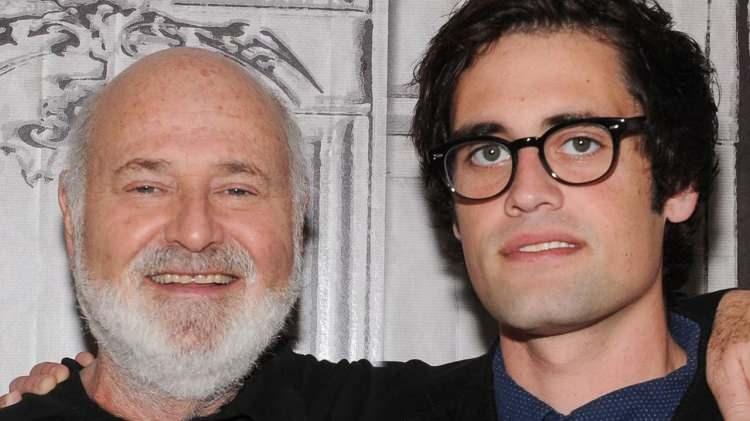 <p><strong>Yaşanılan trajedinin ardından y&uuml;r&uuml;t&uuml;len soruşturmada ş&uuml;pheler, 32 yaşındaki en k&uuml;&ccedil;&uuml;k oğulları Nick Reiner &uuml;zerinde yoğunlaştı. Ge&ccedil;tiğimiz &ccedil;arşamba g&uuml;n&uuml; Los Angeles&rsquo;ta hakim karşısına &ccedil;ıkarak anne ve babasını &ouml;ld&uuml;rmekle su&ccedil;lanan Reiner, iki ayrı birinci derece cinayet su&ccedil;lamasıyla tutuklandı.</strong></p>
