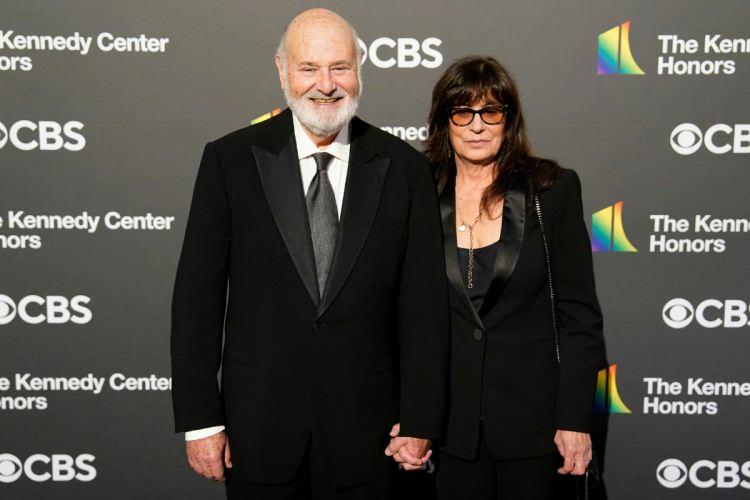 <p><strong>Hollywood&rsquo;un en tanınmış y&ouml;netmenlerinden Rob Reiner ve fotoğraf&ccedil;ı, yapımcı eşi Michele Singer Reiner'ın korkun&ccedil; &ouml;l&uuml;m&uuml; Hollywood'u adeta sarstı. &Uuml;nl&uuml; &ccedil;ift, 14 Aralık 2025 Pazar g&uuml;n&uuml;, Los Angeles'ın Brentwood semtindeki evlerinde bı&ccedil;aklanarak &ouml;ld&uuml;r&uuml;lm&uuml;ş halde bulundu.</strong></p>

