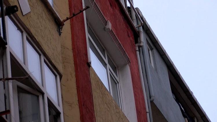 <p><span style="color:rgb(178, 34, 34)"><strong>GEN&Ccedil; KADIN DENGESİNİ KAYBEDEREK YERE D&Uuml;ŞT&Uuml;</strong></span></p>

<p>Olay, saat 15.30 sıralarında Yenidoğan Mahallesi Nur Sokak'ta meydana geldi.</p>
