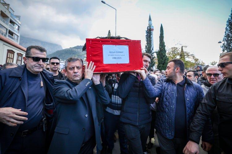 <p>Durbay'ın cenazesi morgdan CHP Genel Başkanı Özgür Özel ve yakınlarınca alındı, alkışlar eşliğinde görev yaptığı belediye hizmet binasının önüne getirildi. </p>