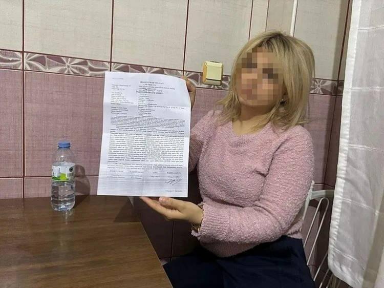 <p><strong>28 yaşındaki Duygu K., sa&ccedil;ına işlem yaptırmak i&ccedil;in daha &ouml;nceden randevu aldığı kuaf&ouml;r salonuna gitti ve iddiaya g&ouml;re, sa&ccedil; a&ccedil;ma işlemi sırasında uygulanan kimyasal &uuml;r&uuml;nler nedeniyle kulaklarında kızarma başladı.&nbsp;</strong></p>
