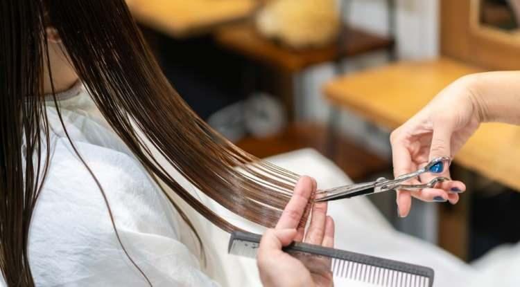 <p><strong>Yaşanan reaksiyona hemen m&uuml;dahale eden kuaf&ouml;r, gen&ccedil; kadının sa&ccedil;ını yıkadı ancak yeniden kimyasal a&ccedil;ıcı s&uuml;rd&uuml;.</strong></p>
