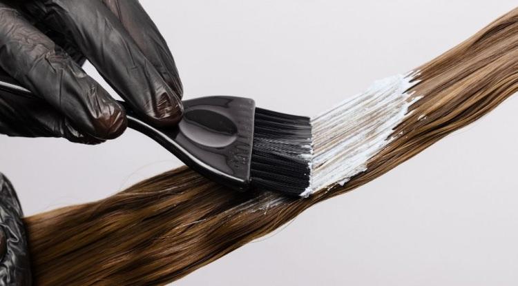 <p><strong>Bu arada kuaf&ouml;r&uuml;n, gen&ccedil; kadını hastaneye g&ouml;t&uuml;rmeye gelen eşinden 5 bin TL aldığı da&nbsp; iddia edildi.</strong></p>
