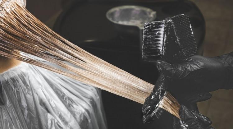 <p><span style="color:#FF0000"><strong>"AMBULANSA GEREK YOK BEKLEYELİM" DEDİLER</strong></span></p>

<p><strong>Bu kez de g&ouml;z &ccedil;evrelerinde ve kulaklarında şişlik oluşan kadın, nefes darlığı yaşamaya başladı. B&uuml;y&uuml;k bir panik yaşayan gen&ccedil; kadın annesi, işyeri sahibine ambulans &ccedil;ağırılması y&ouml;n&uuml;nde talepte bulundu. Ancak iddiaya g&ouml;re işyeri sahibi, "Genellikle beyaz tenli kadınlarda b&ouml;yle olabiliyor. Ambulansa gerek yok bekleyelim ge&ccedil;er" diyerek bu isteği reddetti.</strong></p>
