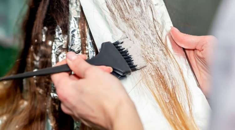 Sa&ccedil;ını boyatmak i&ccedil;in gitti kabus yaşadı: Az daha canından oluyordu!