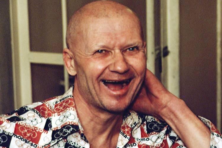 <p><span style="color:#B22222"><strong>Andrei Chikatilo </strong></span>Ukrayna doğumlu yamyam seri katil Andrei Chikatilo 53 kişinin cinayetinden su&ccedil;lu bulundu. 14 Şubat 1994&rsquo;te Rusya&rsquo;da kafasına kurşun sıkılarak infaz edildi.</p>

