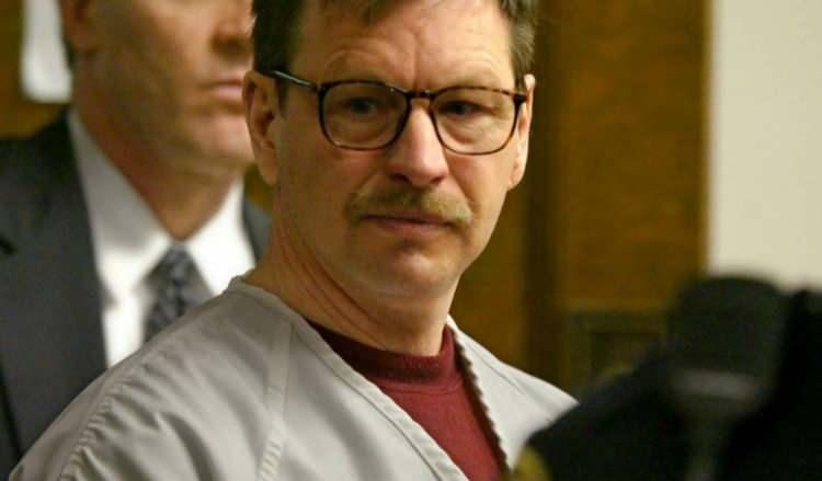 <p><span style="color:#B22222"><strong>Gary Ridgway</strong></span> &ldquo;Green River Katili&rdquo; olarak tanınan 1949 doğumlu ABD&rsquo;li seri katil Ridgway 2001&rsquo;de tutuklandı. Ridgway, 48 kadını &ouml;ld&uuml;rme su&ccedil;undan 48 kez m&uuml;ebbet hapis cezasına &ccedil;arptırıldı.</p>
