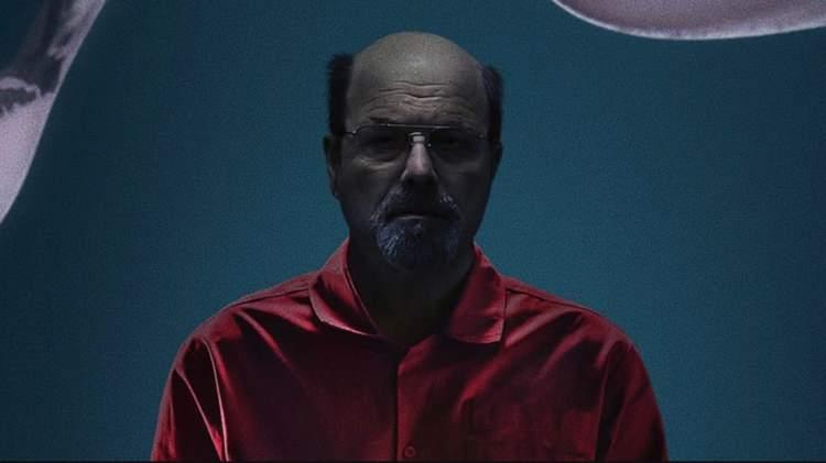 <p><span style="color:#B22222"><strong>Dennis Rader </strong></span>ABD&rsquo;de 1974 - 1991 yıllarında 10 cinayet işledi. İlk cinayetinde bir aileyi katletti. Kendine BTK (Bind, Torture, Kill / Bağla, İşkence Et, &Ouml;ld&uuml;r) adını verdi. M&uuml;ebbet hapis cezası aldı.</p>
