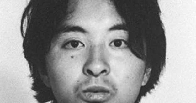 <p><span style="color:#B22222"><strong>Tsutomu Miyazaki</strong></span> D&ouml;rt &ccedil;ocuğu katleden nekrofil Tsutomu Miyazaki, 1997&rsquo;de &ouml;l&uuml;m cezasına &ccedil;arptırıldı. &Ccedil;ocukları ka&ccedil;ırıp &ouml;ld&uuml;rd&uuml;kten sonra cesetlerin bazı par&ccedil;alarını sakladı.</p>
