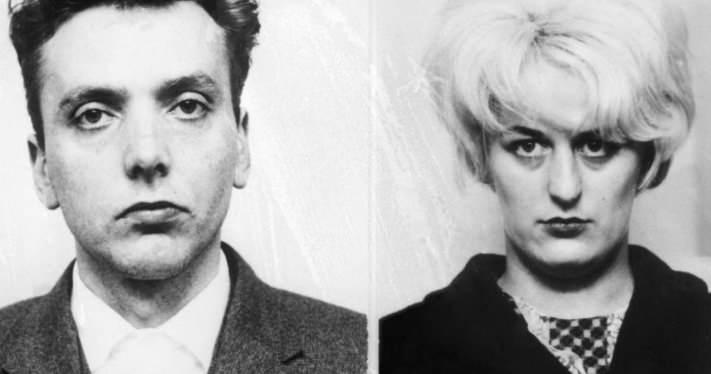 <p><span style="color:#B22222"><strong>Ian Brady ve Myra Hindley Brady</strong></span> ve Hindley, &ldquo;Moors Cinayetleri&rdquo; adıyla anılan davada 10-17 yaşlarındaki 5 &ccedil;ocuğu &ouml;ld&uuml;rmekten su&ccedil;lu bulunarak &ouml;m&uuml;r boyu hapis cezası aldı. Myra Hindley 15 Kasım 2002&rsquo;de, Ian Brady ise 15 Mayıs 2017&rsquo;de &ouml;ld&uuml;. / Fotoğraflar: The Independent</p>
