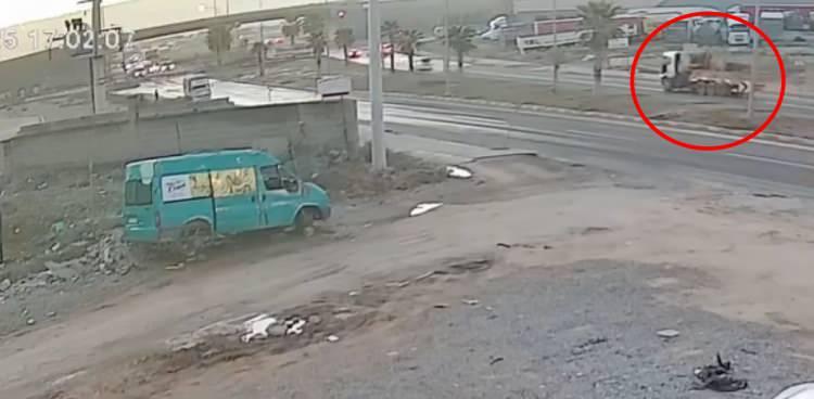 <p><span style="color:#B22222"><strong>KAZA G&Uuml;VENLİK KAMERASINDA</strong></span></p>

<p>Şırnak&rsquo;ın Cizre il&ccedil;esinde s&uuml;r&uuml;c&uuml;s&uuml;n&uuml;n kontrol&uuml;n&uuml; yitirdiği vincin kavşakta 6 araca &ccedil;arpması sonucu 7 kişinin yaralandığı kazanın g&uuml;venlik kamerası g&ouml;r&uuml;nt&uuml;leri ortaya &ccedil;ıktı.&nbsp;</p>
