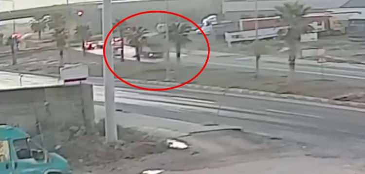 <p>Kamera kaydında, vincin kavşakta trafik ışıklarında bekleyen ara&ccedil;lara arkadan &ccedil;arptığı g&ouml;r&uuml;ld&uuml;.&nbsp;</p>
