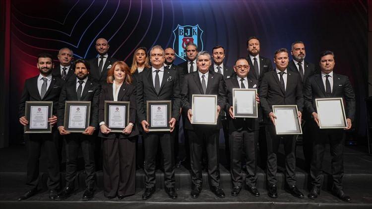 <p><strong>6 Ocak</strong>&nbsp;- Beşiktaş'ta yeni y&ouml;netim: Serdal Adalı ve ekibi mazbata aldı.</p>
