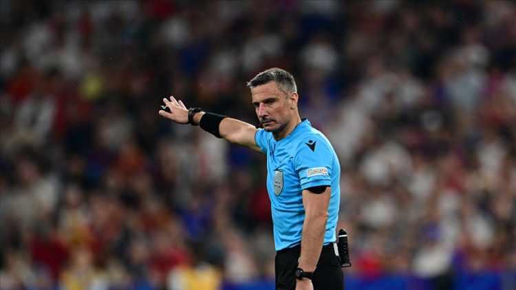 <p><strong>22 Şubat -</strong> S&uuml;per Lig'de yaklaşık 55 yıl sonra bir Galatasaray-Fenerbah&ccedil;e derbisinde yabancı hakem d&uuml;d&uuml;k &ccedil;aldı (Slavko Vincic) İki takım arasında yabancı hakemin g&ouml;rev yaptığı son derbi, 26 Nisan 1970'te Fenerbah&ccedil;e'nin ev sahipliğinde oynandı.</p>
