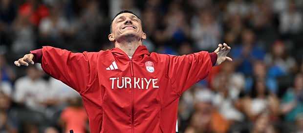<p><strong>17 Aralık -</strong> Milli sporcumuz Umut &Uuml;nl&uuml;, 2025 World Series &Ouml;d&uuml;lleri kapsamında, High Support Needs kategorisinde Paris 2024 Paralimpik Oyunları ve World Series Barcelona yarışlarındaki başarılarıyla 3276 puan toplayarak d&uuml;nya ikincisi oldu.</p>
