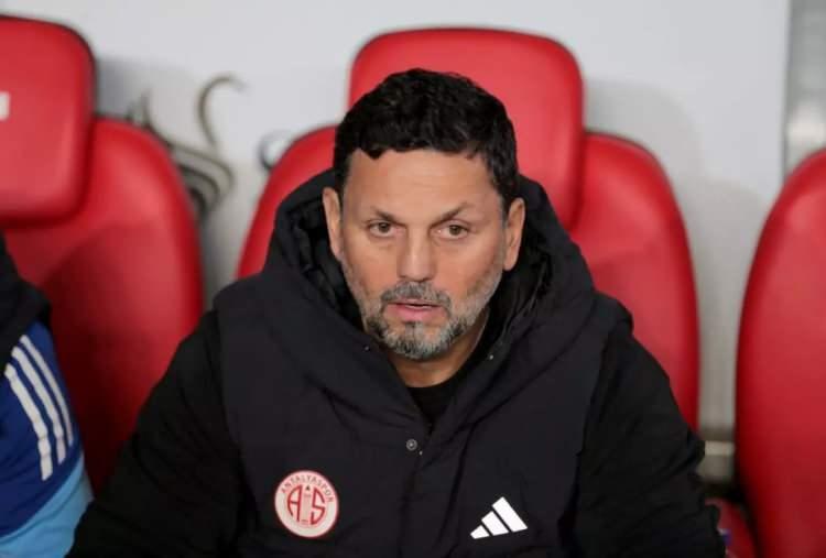 <p>* Erol Bulut | Beşiktaş</p>
