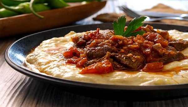 <p>Binlerce kullanıcı tarafından yapılan değerlendirmelerle şekillenen bu listede, Osmanlı mutfağının klasikleşmiş lezzetlerinden biri olan H&uuml;nkarbeğendi, T&uuml;rk mutfağının uluslararası arenadaki g&uuml;&ccedil;l&uuml; konumunu bir kez daha g&ouml;zler &ouml;n&uuml;ne serdi.</p>
