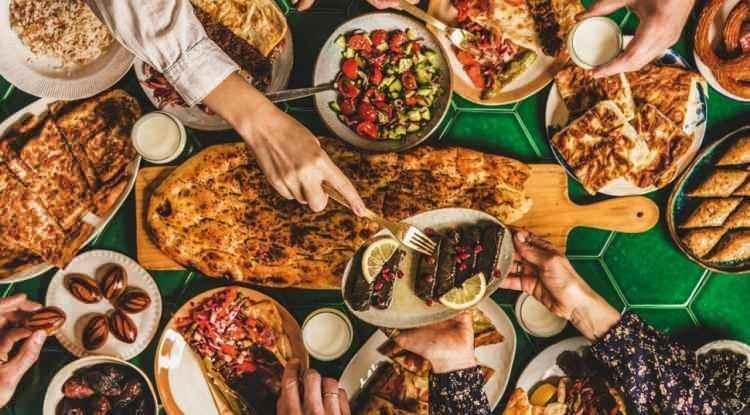 <p><strong>Geleneksel yemek tariflerini, yerel malzemeleri, otantik restoranları ve yemek eleştirmenlerinin incelemelerini bir araya getirerek d&uuml;nya mutfakları hakkında k&uuml;resel bir bakış a&ccedil;ısı sunan TasteAtlas, kısa bir s&uuml;re &ouml;nce "T&uuml;rkiye'nin En K&ouml;t&uuml; Yemekleri" listesi yayınladı.</strong></p>
