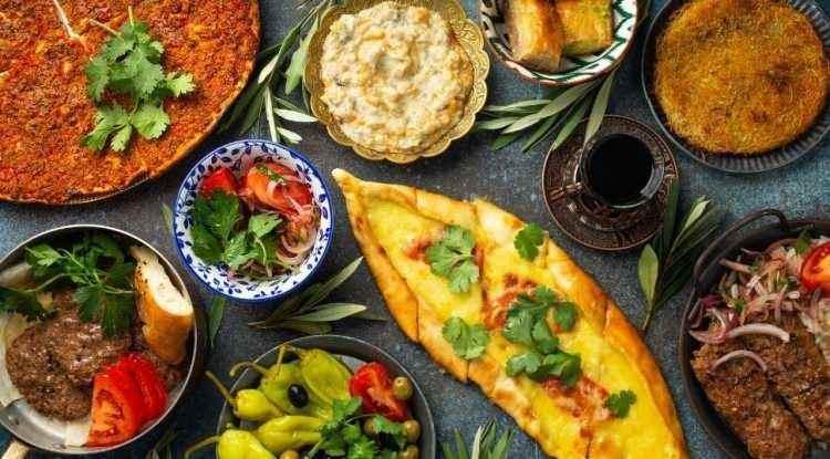 <p><strong>Kullanıcı puanlarıyla hazırlanan listenin ilk sırasında "Kapuska" yer alırken Gaziantep mutfağının geleneksel lezzeti "Antep usul&uuml; Mıcırık Aşı"nın 6'ncı sırada yer alması Gazianteplileri resmen &ccedil;ılgına &ccedil;evirdi.</strong></p>
