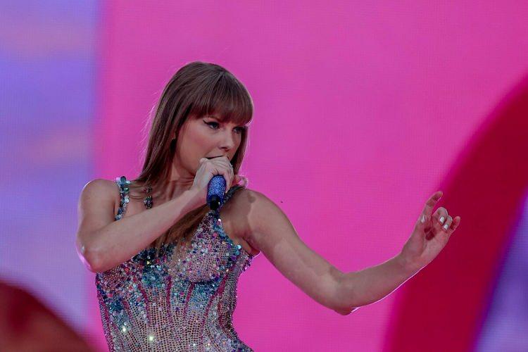 <p><strong>T&uuml;m d&uuml;nyanın yakından tanıdığı ve geniş hayran kitlesiyle sık sık g&uuml;ndeme gelen ABD'li şarkıcı Taylor Swift, ge&ccedil;tiğimiz yıl "Eras" adlı d&uuml;nya turnesi kapsamında &uuml;lke &uuml;lke gezdi. &Ccedil;ok konuşulan "Eras Tour" turnesinin ardından Swift'in Disney+'ta 'Taylor Swift: The End of an Era' adlı belgesel serisi yayımlandı.</strong></p>
