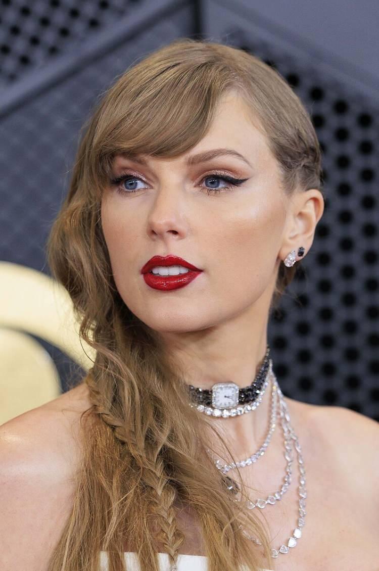 <p><strong>Belgeselle, turnenin perde arkasını g&ouml;zler &ouml;n&uuml;ne seren Swift'in İsrail'e atıfta bulunması ise ortalığı karıştırdı.</strong></p>
