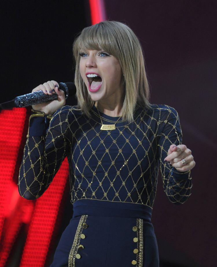 <p><strong>&Ouml;te yandan belgeselde İsrail'in birden fazla kez anılmasını "rahatsız edici" ve "utan&ccedil; verici" bulan hayranlar Swift'i "Siyonist s&ouml;ylemlere alan a&ccedil;makla" su&ccedil;ladı.&nbsp;</strong></p>
