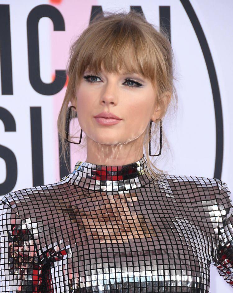 <p><span style="color:#FF0000"><strong>İSRAİL VURGUSU ORTALIĞI KARIŞTIRDI</strong></span></p>

<p><strong>S&ouml;z konusu atıflardan ilki; Swift'in konser &ouml;ncesi bekleyen hayranların geldikleri &uuml;lkeleri sayarken "İsko&ccedil;ya, İngiltere ve İsrail" ifadelerine yer vermesi oldu.</strong></p>
