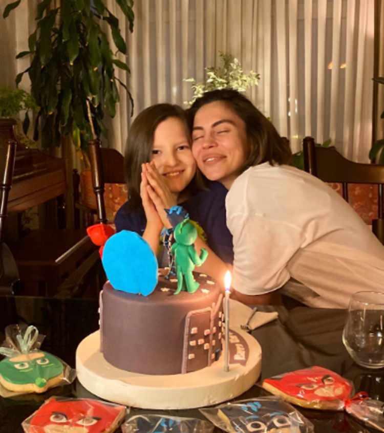 <p><strong>A Para'da Sinan &Ouml;zedincik ve Merve Yurtyapan'ın sunumuyla yayınlanan 'Biz Bize' programına konuk olan G&uuml;nay Musayeva, &uuml;nl&uuml; oyuncuya ağır su&ccedil;lamalarda bulundu.</strong></p>
