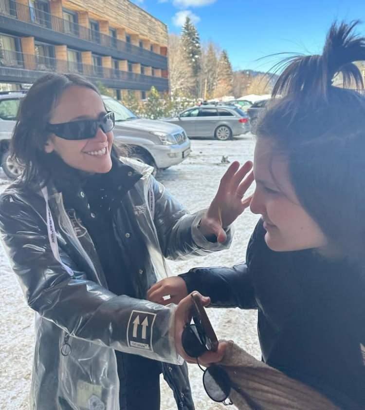 <p><strong>"Bu kadar acımasız olma. Bir kere insafa gel. Hi&ccedil;bir iletişimimiz yok. Tek isteğimiz bu izin kağıdı." s&ouml;zleriyle Karel'e seslenen Musayeva'nın s&ouml;zleri kısa s&uuml;rede magazin g&uuml;ndemine bomba gibi d&uuml;şt&uuml;.</strong></p>
