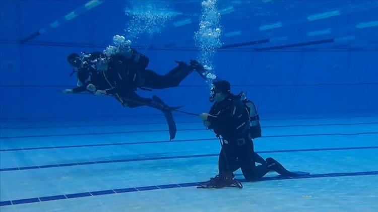 <p><strong style="color:rgb(178, 34, 34)">YERLİ KATKI ORANI RAPORU HAZIRLANACAK</strong></p>

<p>Sanayi ve Teknoloji Bakanlığının d&uuml;zenlemesiyle yılbaşı itibarıyla yerli katkı oranı y&uuml;zde 51'den az &uuml;r&uuml;n ve girdiler i&ccedil;in &uuml;reticinin talebi doğrultusunda ilgili oda veya borsa tarafından "yerli katkı oranı raporu" hazırlanacak.</p>

<p>Yazılım &uuml;r&uuml;nlerinin yerli malı olarak kabul edilebilmesi i&ccedil;in Bakanlık&ccedil;a verilen "teknolojik &uuml;r&uuml;n belgesi"ne sahip olması gerekecek. Bu belgeye sahip yazılımlar i&ccedil;in d&uuml;zenlenen yerli malı belgesinde yerli katkı oranı y&uuml;zde 100 kabul edilecek. Yurt i&ccedil;inden temin edilen girdilerin ithal olup olmadığına ilişkin menşe kontrol&uuml; yapılacak. Girdi ithal ise ithal girdi hesaplamasına dahil edilecek.</p>

<p>&Ouml;te yandan, Tarım ve Orman Bakanlığının yaptığı değişiklikle, amat&ouml;r ama&ccedil;lı su &uuml;r&uuml;nleri avcılığında su altı t&uuml;feğiyle bu işi yapanlar i&ccedil;in 1 Ocak 2026'dan itibaren dalma y&ouml;ntemiyle avlandıklarını g&ouml;steren "Amat&ouml;r Balık&ccedil;ı Belgesi" zorunlu olacak.</p>

<p>&nbsp;</p>
