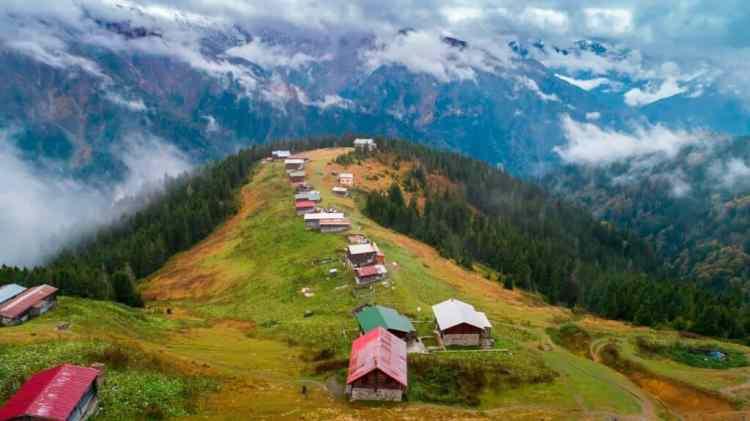 <p><span style="color:#FF0000"><strong>RİZE İLK SIRADA YER ALDI</strong></span></p>

<p><strong>Karadeniz B&ouml;lgesi en kısa boy ortalamasına sahip b&ouml;lge olurken şehir olarak "Rize" ilk sırada yer aldı.</strong></p>
