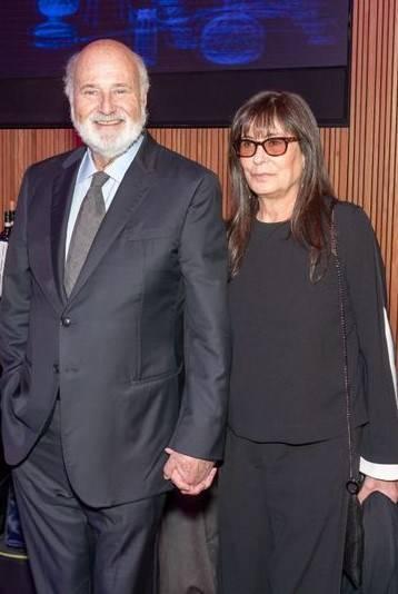 <p>İki kez Emmy &ouml;d&uuml;l&uuml; kazanan ve Oscar&rsquo;a aday g&ouml;sterilen y&ouml;netmen Rob Reiner ile eşi Michele, Brentwood&rsquo;daki evlerinde &ouml;l&uuml; bulundu.</p>
