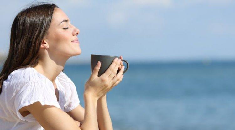 Uzman isimden şaşırtan a&ccedil;ıklama: Kahveyi g&uuml;neş altında i&ccedil;in kanseri &ouml;nleyin!