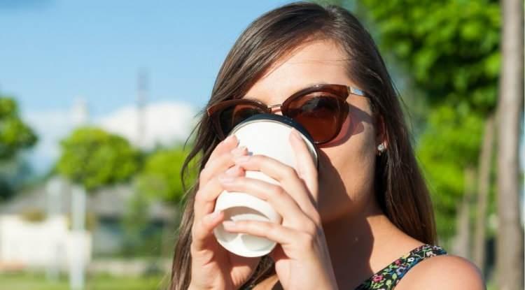 <p><span style="color:#FF0000"><strong>"KAFEİN G&Uuml;NEŞLE BİRLİKTE &Ccedil;ALIŞIYOR"</strong></span></p>

<p><strong>Kafein ve g&uuml;neş ışığı arasındaki &ouml;zel bağı vurgulayan uzman isim, "Kahve i&ccedil;tiğimizde kafein t&uuml;m v&uuml;cuda yayılıyor. G&uuml;neş ışığı cildimizle temas ettiğinde kafein aktive oluyor ve kanseri &ouml;nleyen proteinleri harekete ge&ccedil;iriyor. Yani kafein, g&uuml;neşle birlikte &ccedil;alışıyor. Deri kanserini &ouml;nleyebilmek i&ccedil;in kahveyi g&uuml;neş ışınlarına maruz kaldığınız sırada i&ccedil;melisiniz. Yani sahilde&hellip; Sahilde, plajda kahve i&ccedil;mek bu nedenle &ccedil;ok etkili. Kafein bizi, g&uuml;neşe maruz kaldığımız zaman deri kanserinden koruyor. Kısacası zamanlama &ccedil;ok &ouml;nemli."</strong></p>
