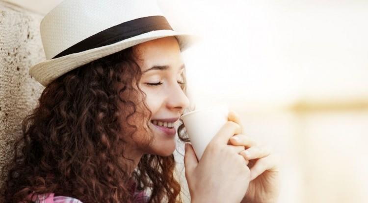 <p><strong>Kafeinin sadece deri kanseri değil, karaciğer, rahim, ağız ve yutak kanseri gibi diğer kanser t&uuml;rlerine karşı da koruyucu etkiler g&ouml;sterdiğini s&ouml;yleyen Dr. Kawasumi, kahve t&uuml;ketimini artırmadan &ouml;nce mutlaka bir doktora danışılması gerektiğini belirtti.</strong></p>
