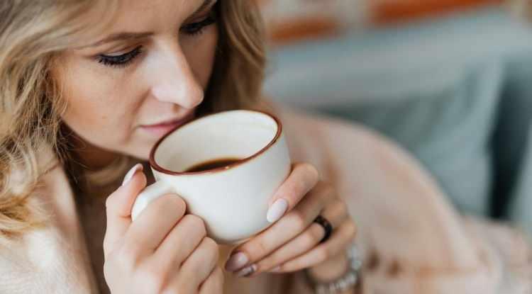 <p><span style="color:#FF0000"><strong>"EN DİKKAT &Ccedil;EKİCİ G&Uuml;NEŞ ALTINDA G&Ouml;ZLENİYOR"</strong></span></p>

<p><strong>Kafeinin sadece i&ccedil;ilerek değil, farklı formlarda da etkili bir koruma sağladığını s&ouml;yleyen Dr. Kawasumi, "Kahve olarak i&ccedil;mek, hap şeklinde almak ya da merhem olarak cilde s&uuml;rmek &mdash; hepsi deri kanserini &ouml;nlemede etkili y&ouml;ntemler. Kafein bir antioksidan olarak etki ediyor; serbest radikalleri n&ouml;tralize ediyor ve cilt h&uuml;crelerini koruyor. Ancak en dikkat &ccedil;ekici etki, yine g&uuml;neş altında g&ouml;zleniyor. G&uuml;neş altında kahve i&ccedil;tiğinizde kafein sizi zaten g&uuml;neşin zararlı ışınlarından koruyor. Kafein bu durumda adeta bir g&uuml;neş koruyucu gibi işlev g&ouml;r&uuml;yor" değerlendirmesinde bulundu.</strong></p>
