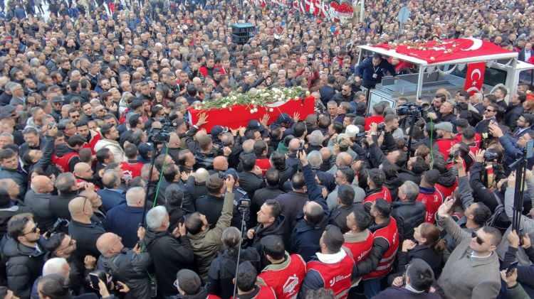 <p>Tedavi gördüğü hastanede hayatını kaybeden Manisa'nın Şehzadeler Belediye Başkanı Gülşah Durbay'a görev yeri belediyede düzenlenen törende duygusal anlar yaşandı. </p>