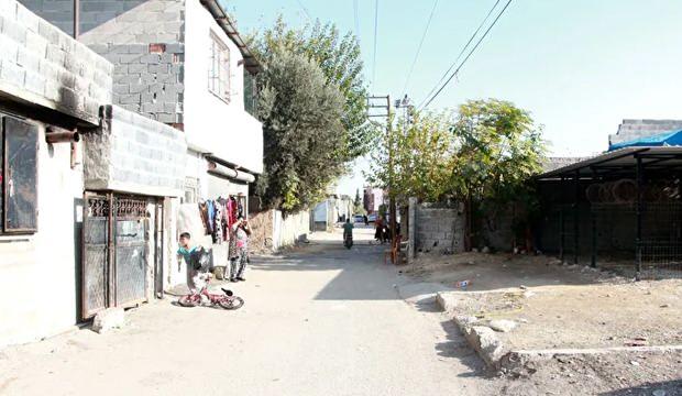 <p>Y&uuml;reğir Adana'nın kalbi. Adana, Y&uuml;reğir ile şekillenir, Y&uuml;reğir'in hi&ccedil;bir sokağı g&uuml;vensiz değil. Bir il&ccedil;eyi g&uuml;vensiz, yaşanmaz ilan ederseniz o il&ccedil;ede konut fiyatları, kira fiyatları d&uuml;şer. O il&ccedil;enin lokantalarından, kafelerinden alışveriş yapmazlar. Buradan Chat GPT y&ouml;neticilerine sesleniyorum. Sizin Y&uuml;reğir ile sorununuz nedir?&nbsp;</p>
