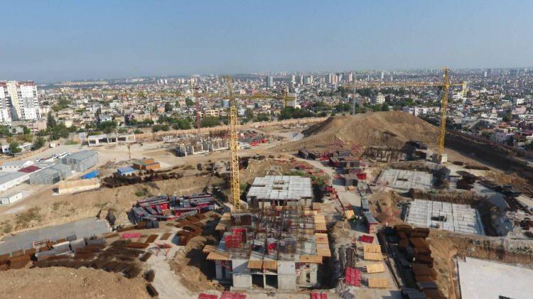 <p>Y&uuml;reğir'in 19 Mayıs ve Başak mahallelerinde oturan gen&ccedil;ler ise duruma tepki g&ouml;sterip, &lsquo;Allah'tan başkasına g&uuml;venmeyiz. Yapay zeka falan bilmeyiz, yapay zekaya inanan her şeye inanır. Gelip mahallelimizi g&ouml;r&uuml;n" dedi.</p>

<p>&nbsp;</p>
