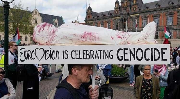 <p><span style="color:#FF0000"><strong>FİLİSTİN BAYRAKLARI ARTIK YASAK DEĞİL</strong></span></p>

<p><strong>Yeni kararlara g&ouml;re; artık yarışmada yapay alkış ve &ouml;nceden kaydedilmiş seyirci sesleri kullanılmayacak. Ayrıca arenaya Filistin protesto bayraklarının da getirilmesine izin verilecek. Avusturya kamu yayıncısı ORF, İsrail sahnedeyken y&uuml;kselen yuhalamaların da ses miksajıyla sans&uuml;rlenmeyeceğini a&ccedil;ık&ccedil;a ifade etti.</strong></p>
