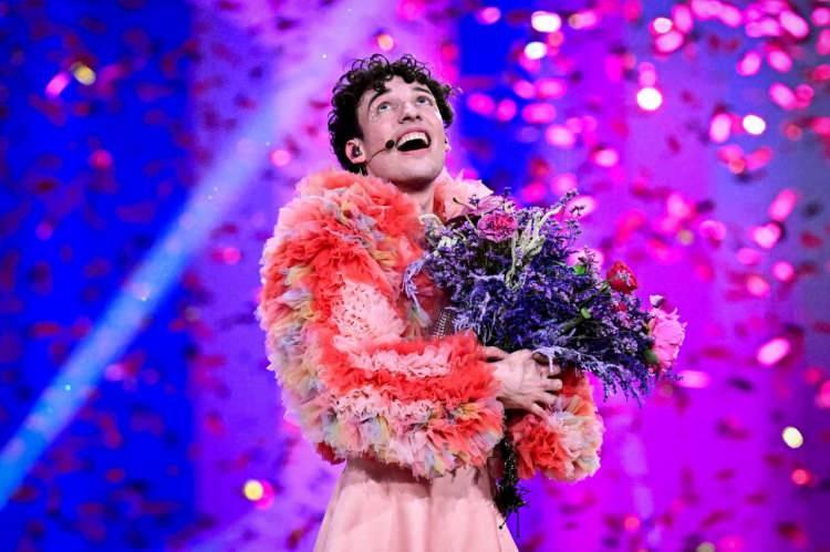 <p><strong>2024 yılında "The Code" şarkısı ile İsvi&ccedil;re'yi temsil eden ve Eurovision Şarkı Yarışması'nda şampiyon olan sanat&ccedil;ı Nemo ve 1994 şampiyonu İrlandalı şarkıcı Charlie McGettigan &ouml;d&uuml;llerini iade etti.</strong></p>
