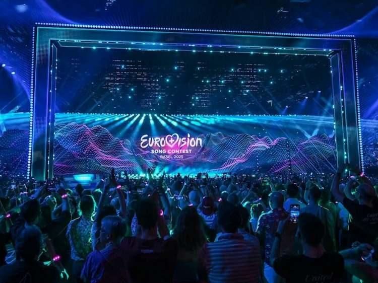 <p><strong>Program direkt&ouml;r&uuml; Stefanie Groiss-Horowitz, "Yapay alkış eklemeyeceğiz. Tepki varsa, duyulacak" diyerek &ccedil;izgiyi netleştirdi.</strong></p>
