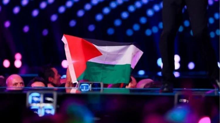 <p><strong>Eurovision'un bu kararları almasının arkasında ise d&uuml;ş&uuml;k katılım yer alıyor. Avrupa Yayın Birliği (EBU), gelecek yıl yarışmaya sadece 35 &uuml;lkenin katılacağını belirtti. Bu, 2003 yılından beri g&ouml;r&uuml;len en d&uuml;ş&uuml;k sayı.</strong></p>
