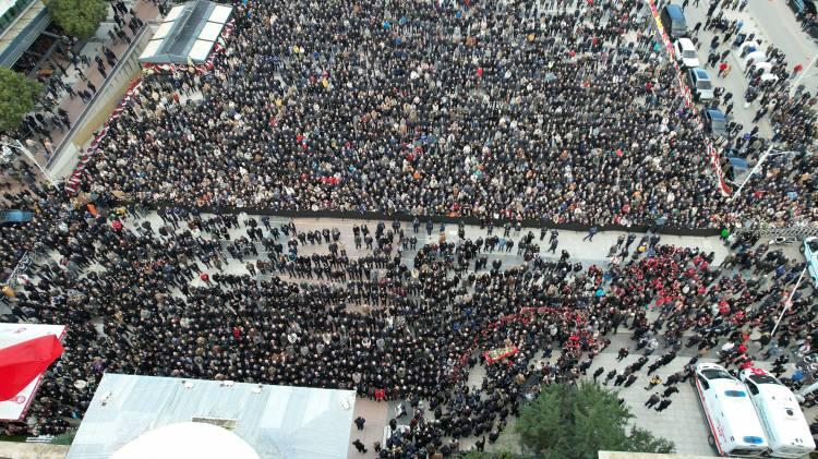 <p>Kanser sebebiyle tedavi gördüğü hastanede hayatını kaybeden Şehzadeler Belediye Başkanı Gülşah Durbay için belediye hizmet binası önünde cenaze töreni düzenlendi.</p>
<p></p>