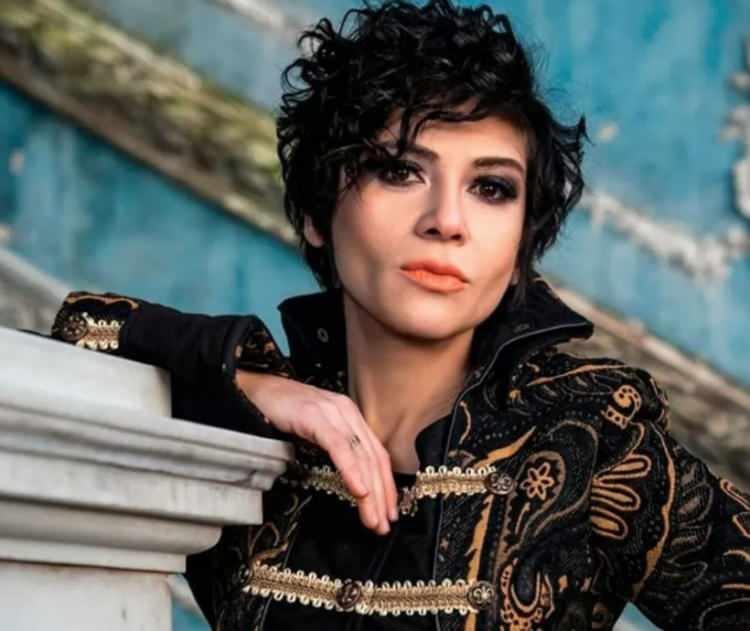 <p><strong>"Aşk Olmak", "Hayat Şaşırtır", "Yangın Var" gibi par&ccedil;alarla b&uuml;y&uuml;k beğeni toplayan &uuml;nl&uuml; şarkıcı Aydilge, sosyal medya hesabından yaptığı son paylaşımla i&ccedil;ini d&ouml;kt&uuml;. G&uuml;zellik algısı ve beden zorbalığına ilişkin d&uuml;ş&uuml;ncelerini paylaşan Aydilge, makyajı ve cilt rengi &uuml;zerinden yapılan eleştirilere ilk kez yanıt verdi.</strong></p>
